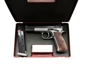 Precyzyjny pistolet sportowy Tanfoglio Ultra Match w kalibrze 9x19 mm, w całości wykonany ze stali, z drewnianymi okładzinami.