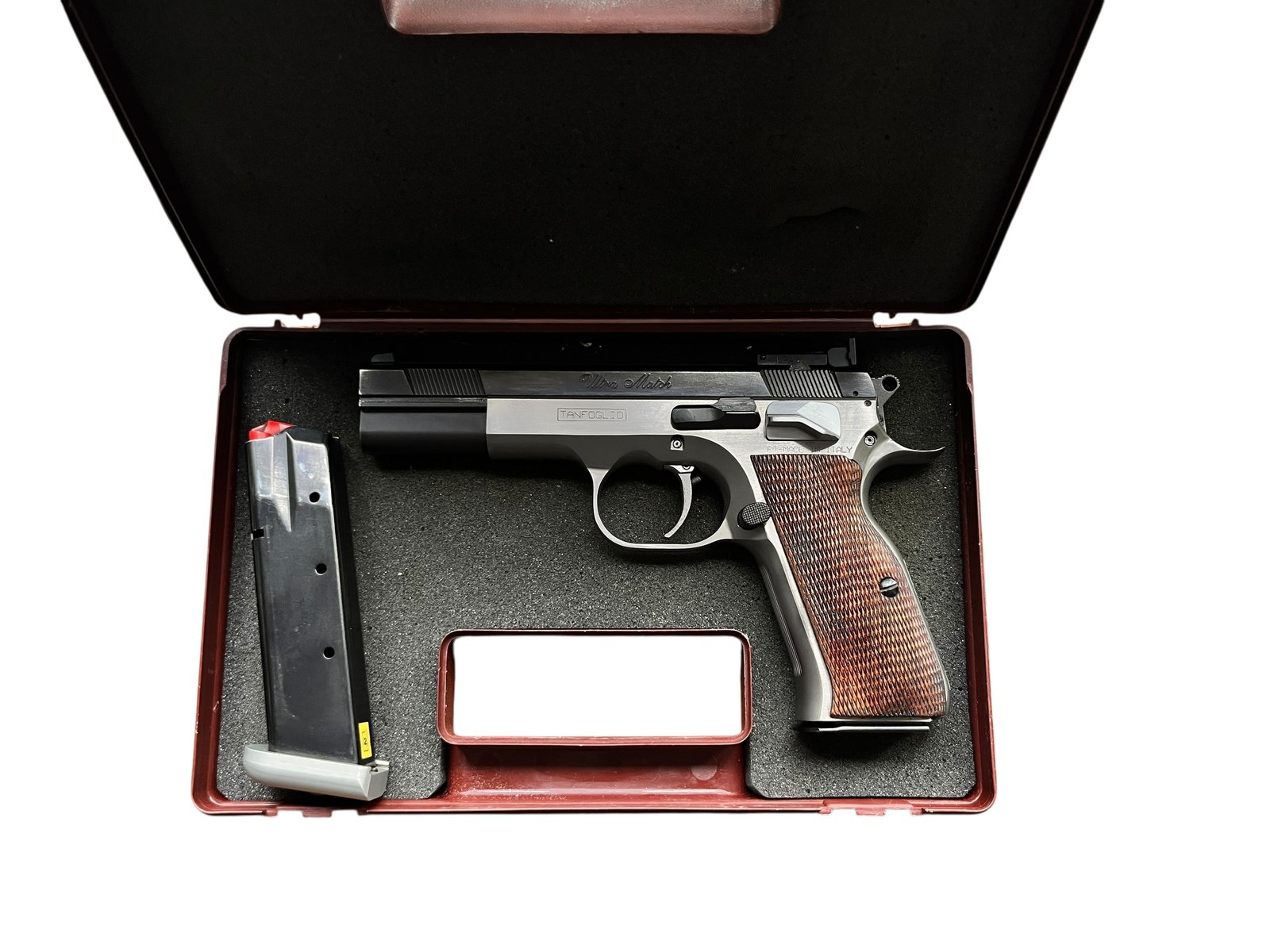 Precyzyjny pistolet sportowy Tanfoglio Ultra Match w kalibrze 9x19 mm, w całości wykonany ze stali, z drewnianymi okładzinami.