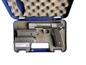 Precyzyjny pistolet Smith & Wesson 945 Performance Center w kalibrze .45 ACP z charakterystycznymi nacięciami na zamku.