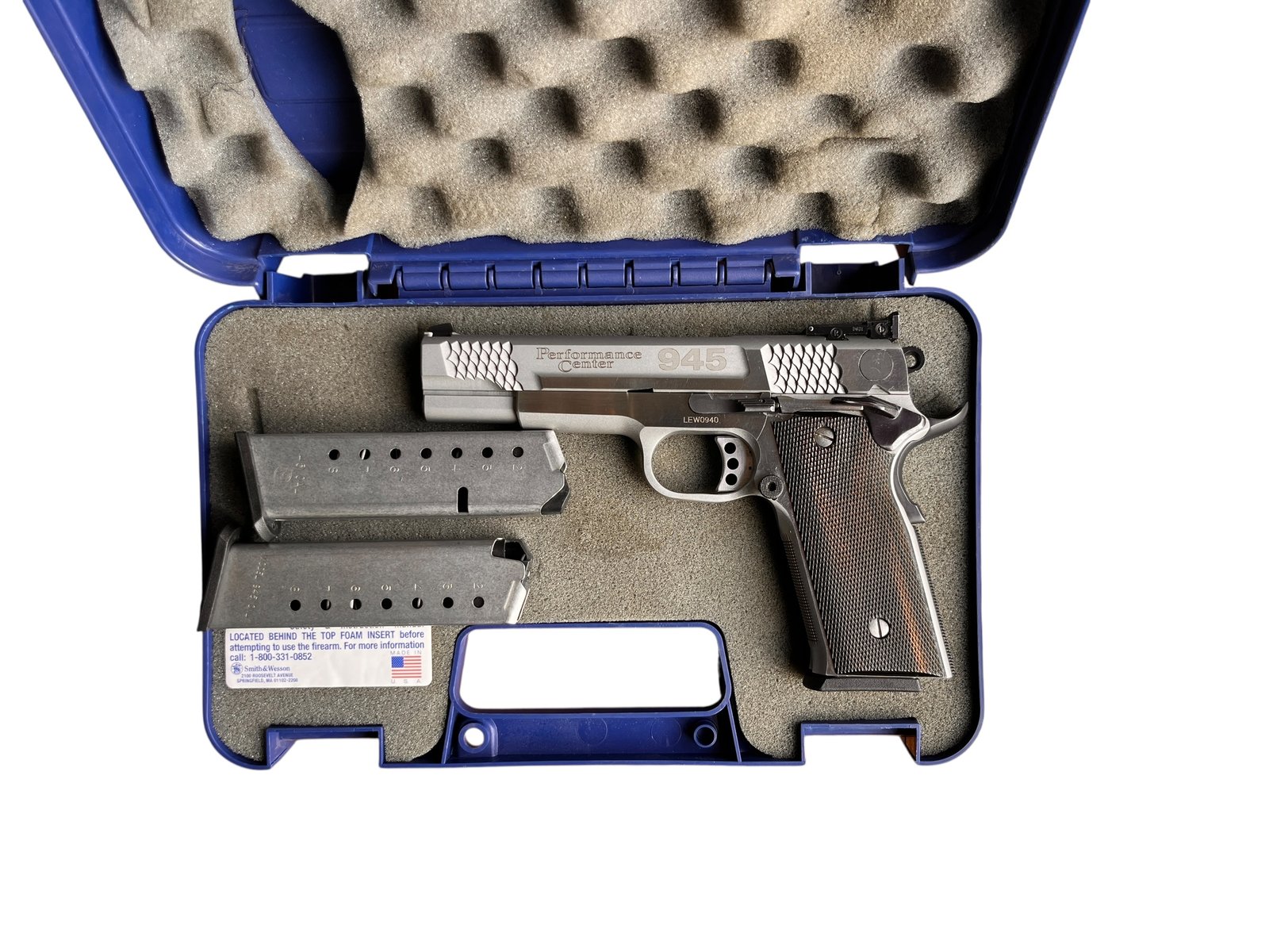 Precyzyjny pistolet Smith & Wesson 945 Performance Center w kalibrze .45 ACP z charakterystycznymi nacięciami na zamku.