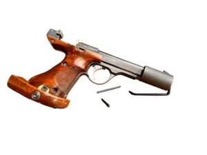 Precyzyjny pistolet sportowy Unique DES 69 w kalibrze .22lr z anatomiczną, drewnianą rękojeścią.