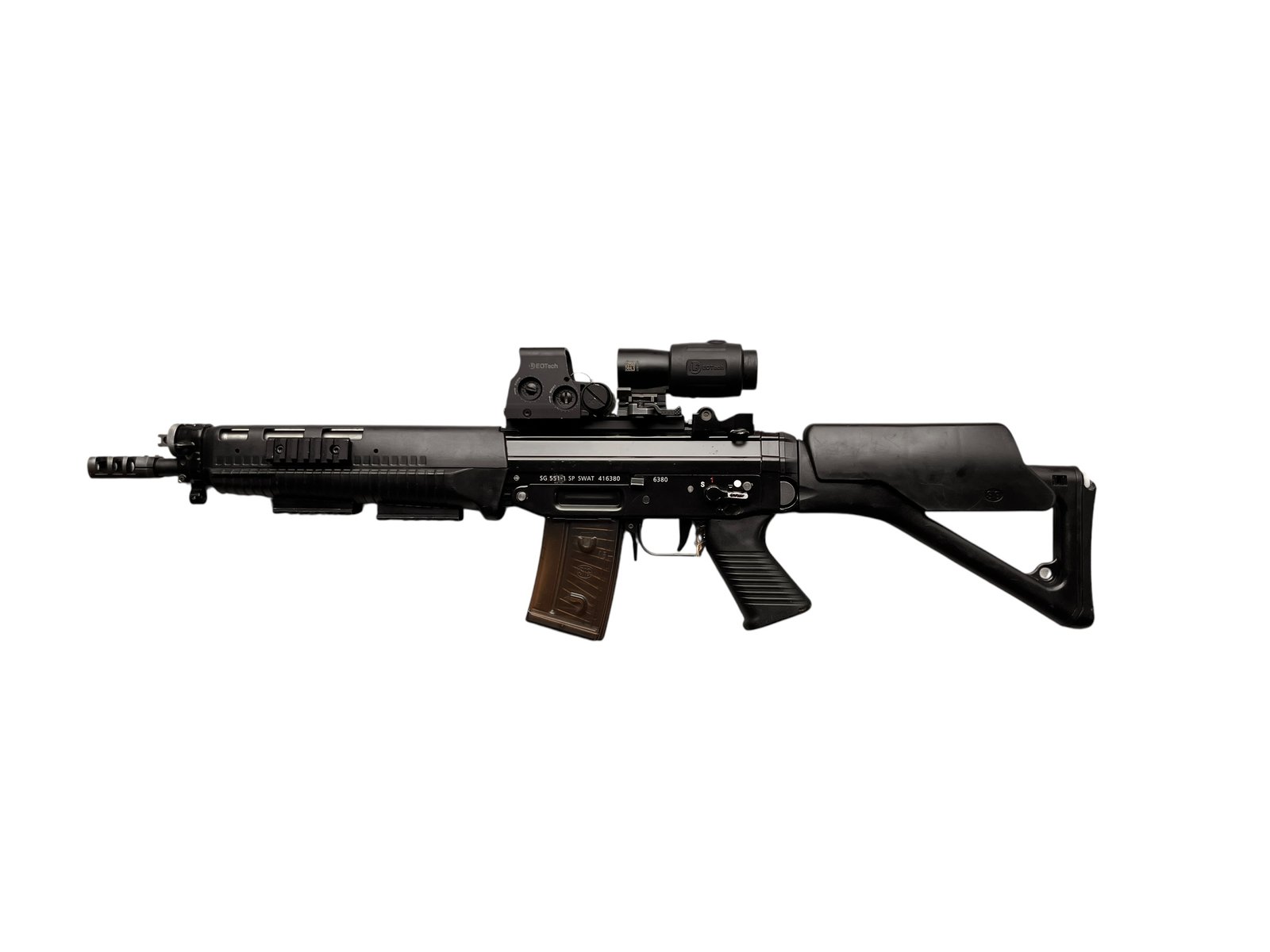 Karabin samopowtarzalny SIG SG 551-1 SP SWAT w kalibrze .223 Rem z zamontowanym celownikiem EOTech i powiększalnikiem.