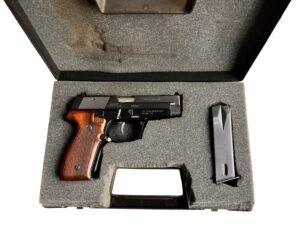 Pistolet samopowtarzalny Zastava CZ 99 w kalibrze 9x19mm, o konstrukcji inspirowanej pistoletem SIG Sauer P226.