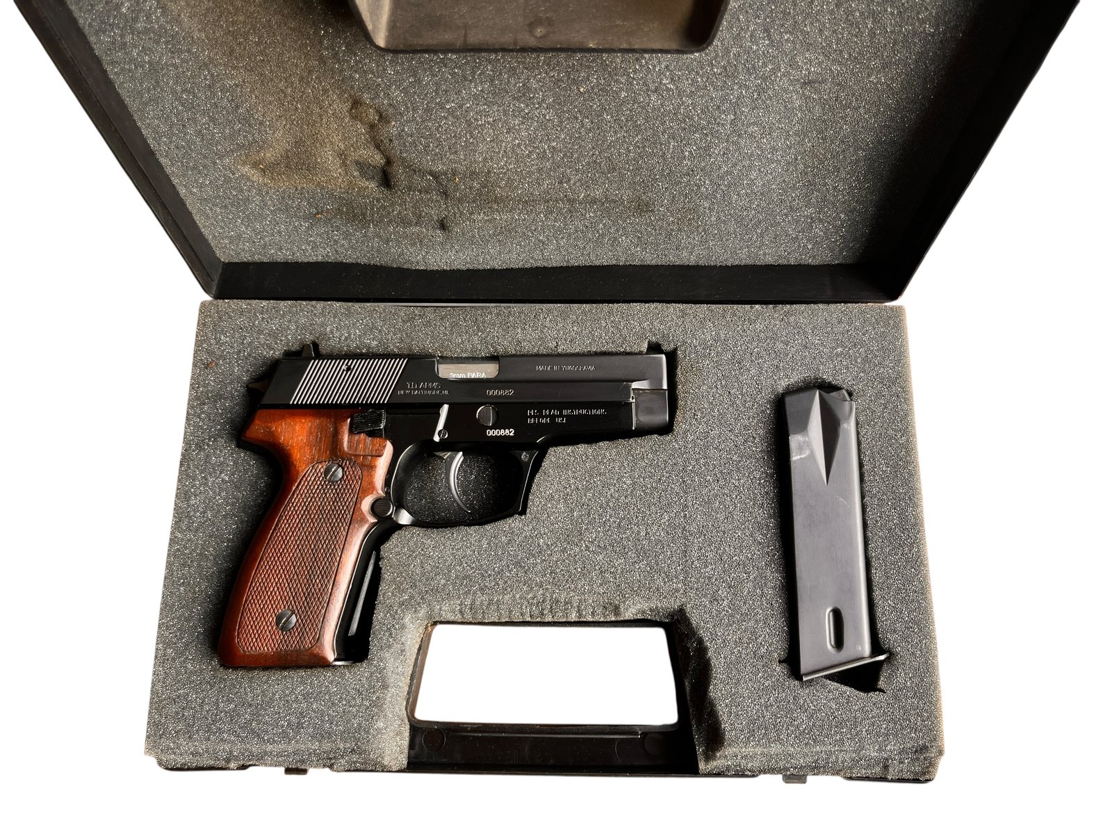 Pistolet samopowtarzalny Zastava CZ 99 w kalibrze 9x19mm, o konstrukcji inspirowanej pistoletem SIG Sauer P226.