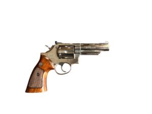 Rewolwer Llama Comanche w kalibrze .357 Magnum z 4-calową lufą, noszący ślady użytkowania.