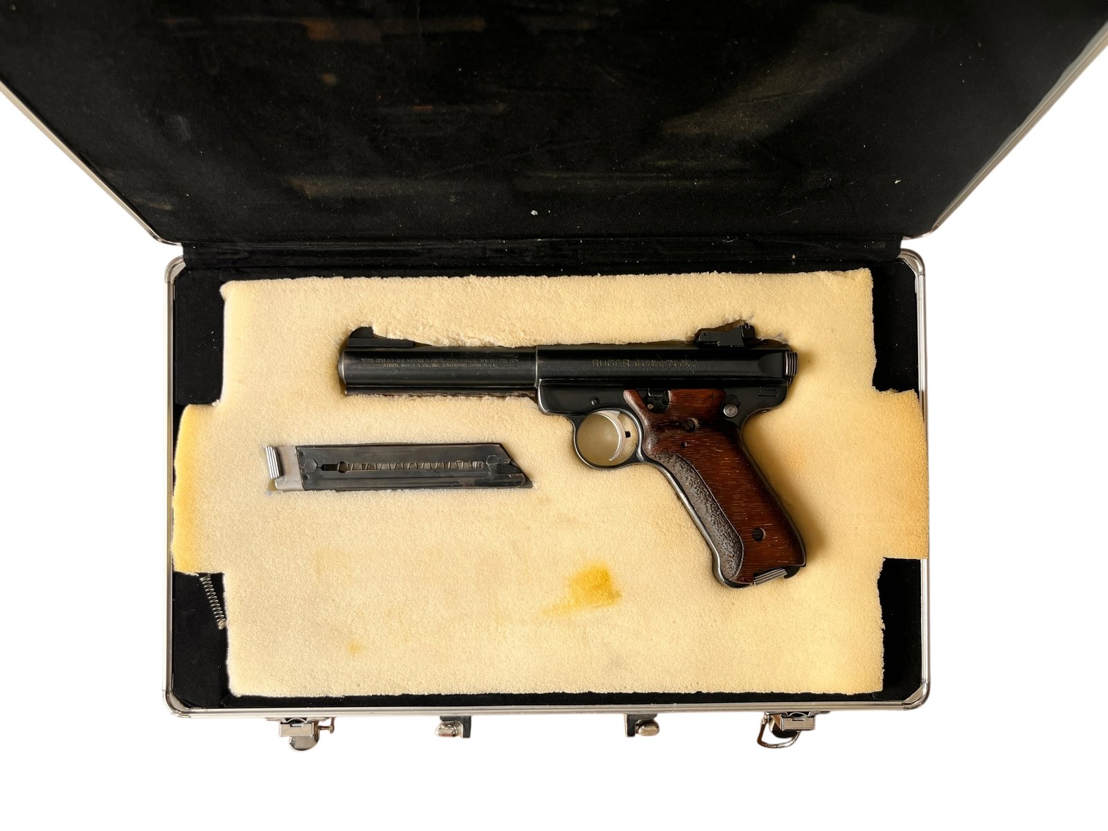 Pistolet samopowtarzalny Ruger MK II w kalibrze .22lr, noszący ślady użytkowania w postaci przetartej oksydy.