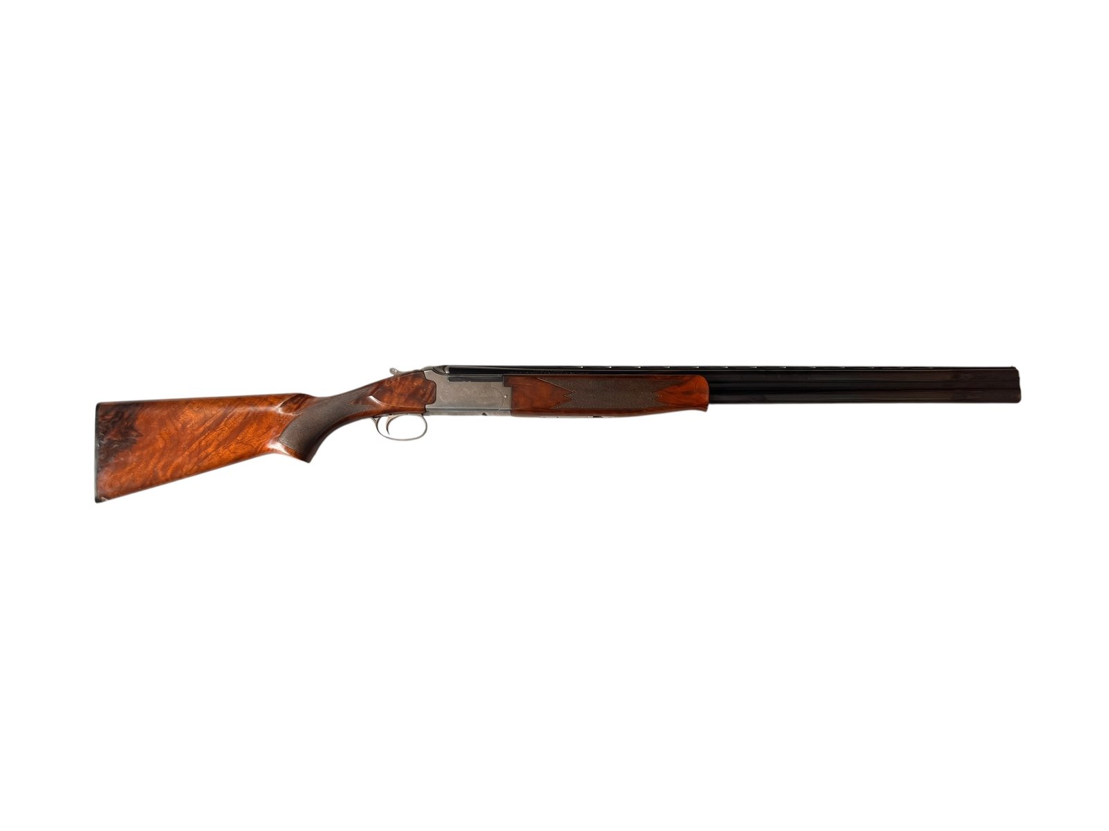 Strzelba gładkolufowa bock Winchester Select w kalibrze 12/70 z drewnianą osadą, nosząca ślady użytkowania.