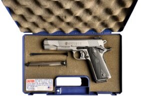 Pistolet samopowtarzalny Smith & Wesson SW1911 w kalibrze .45 ACP z dwoma magazynkami.