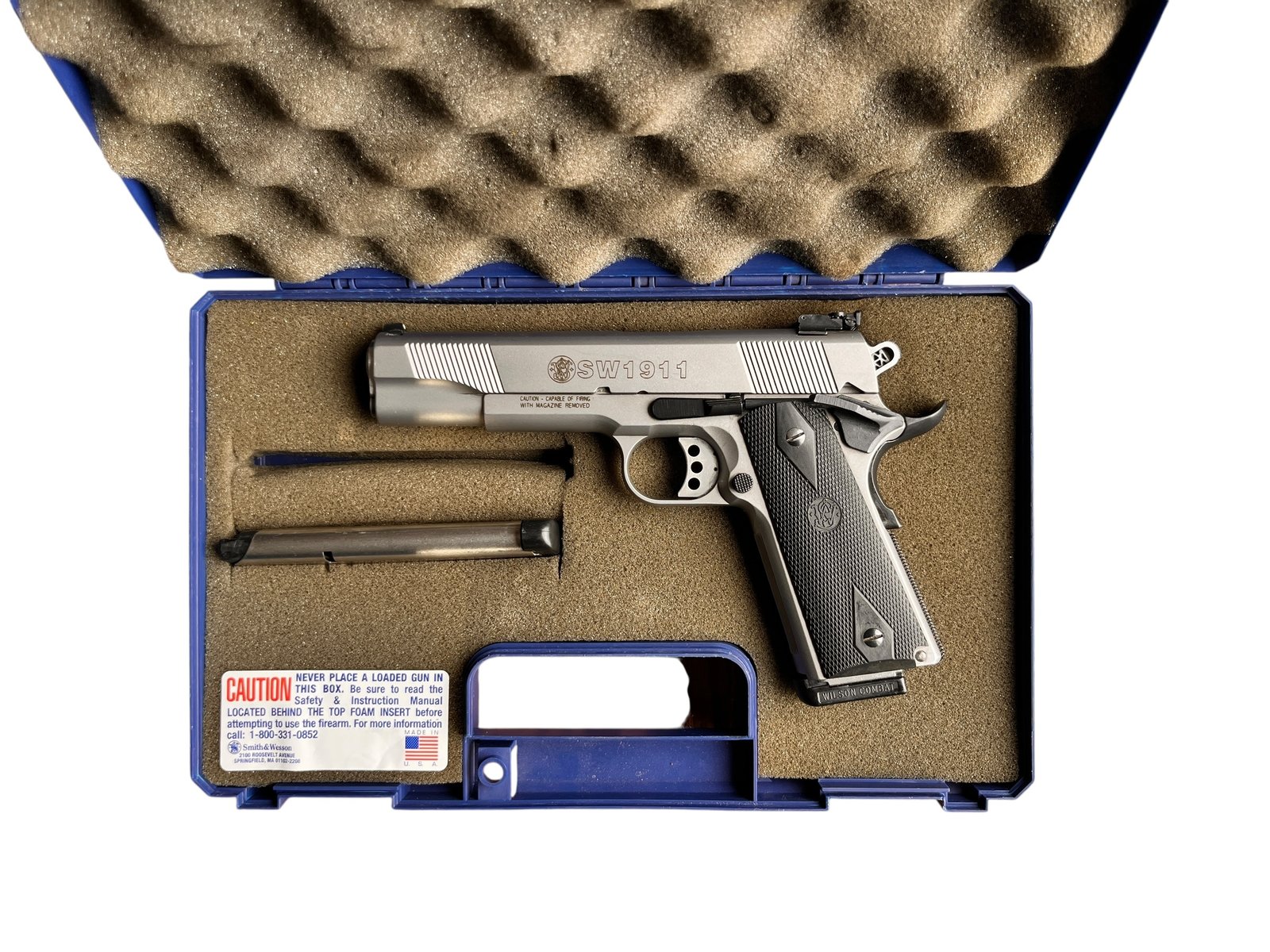 Pistolet samopowtarzalny Smith & Wesson SW1911 w kalibrze .45 ACP z dwoma magazynkami.
