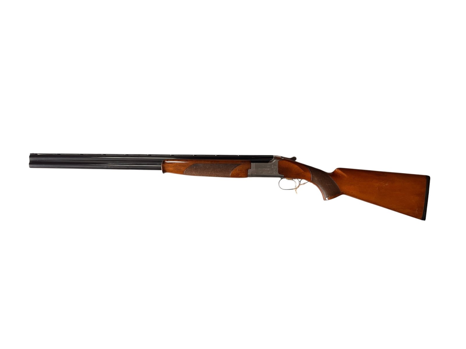 Strzelba gładkolufowa bock Browning 325 w kalibrze 12/70 z grawerowaną baskilą i drewnianą osadą.