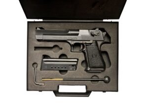 Pistolet samopowtarzalny IMI Desert Eagle w kalibrze .44 Magnum z dwoma magazynkami.