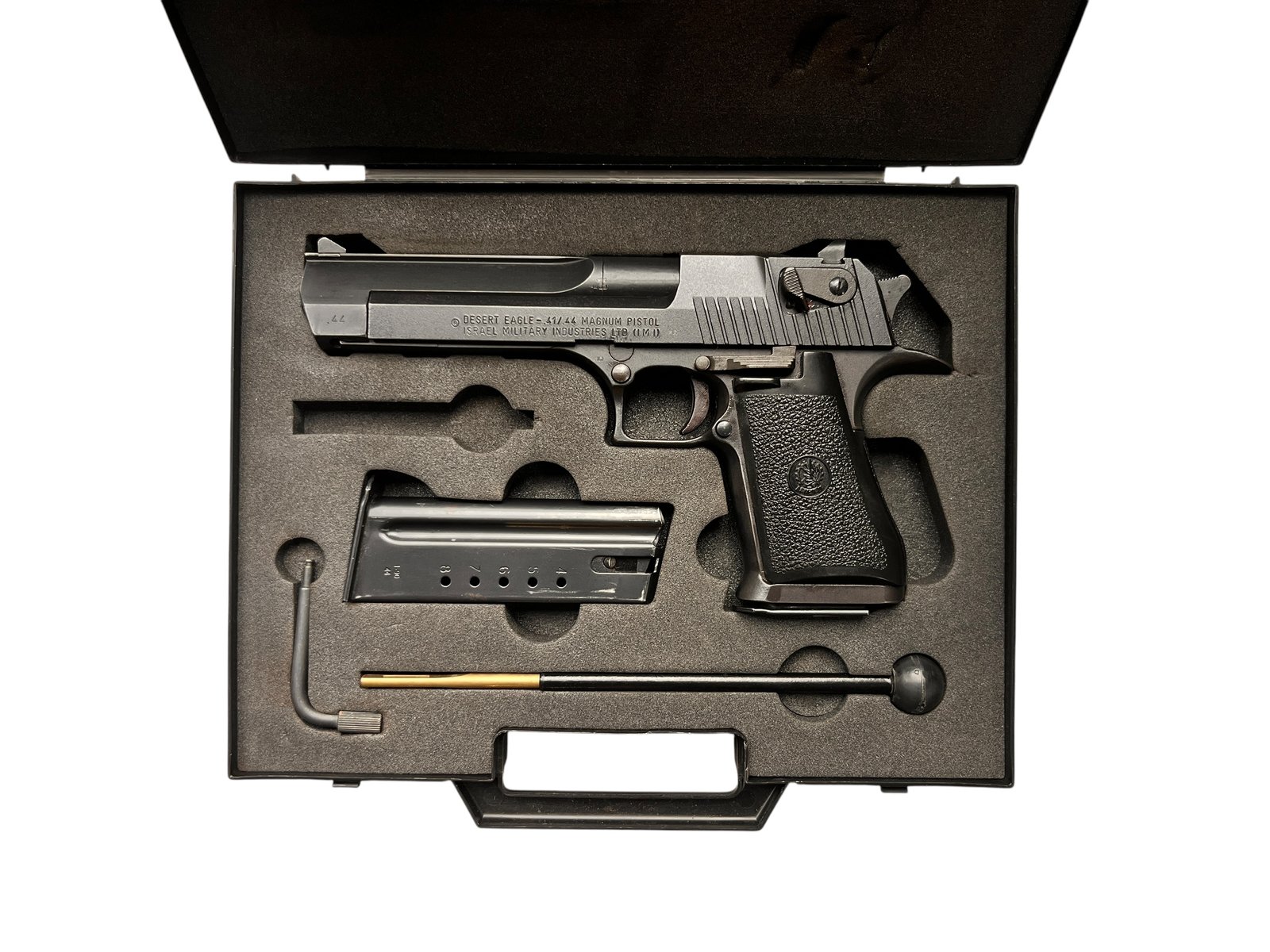 Pistolet samopowtarzalny IMI Desert Eagle w kalibrze .44 Magnum z dwoma magazynkami.