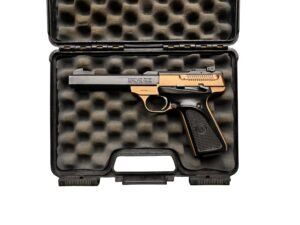 Pistolet samopowtarzalny Browning Buckmark w kalibrze .22lr na stanowisku strzeleckim.