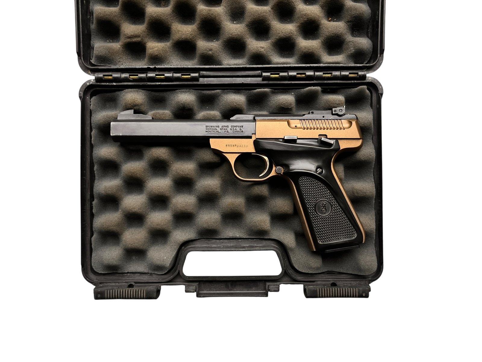 Pistolet samopowtarzalny Browning Buckmark w kalibrze .22lr na stanowisku strzeleckim.