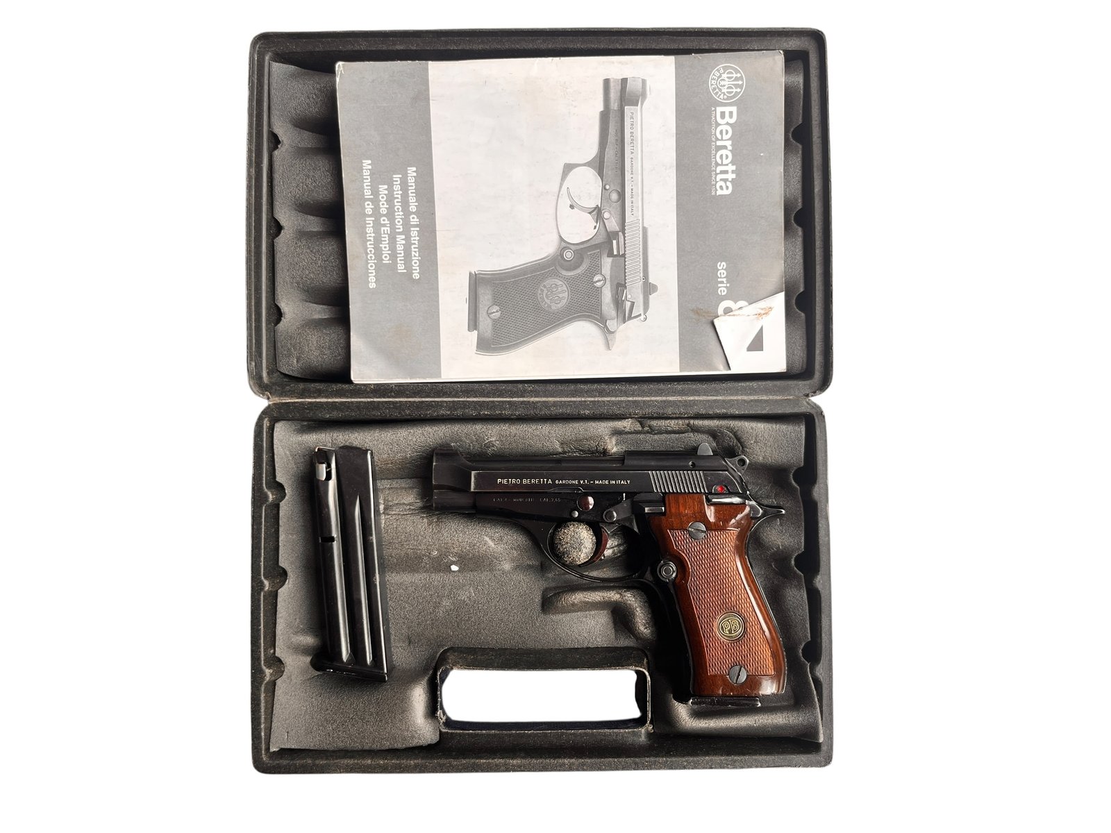 Pistolet samopowtarzalny Beretta 81B w kalibrze 7,65 mm Browning z dwoma magazynkami.