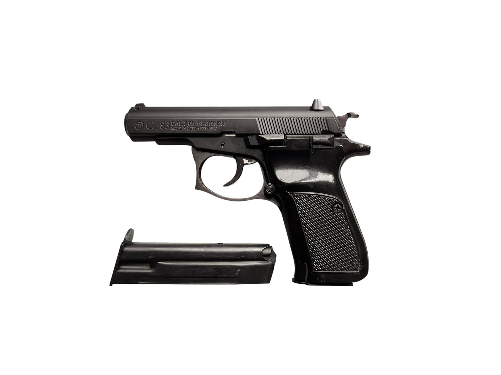 Pistolet samopowtarzalny CZ 83 w kalibrze 7,65 mm Browning z dwoma magazynkami.