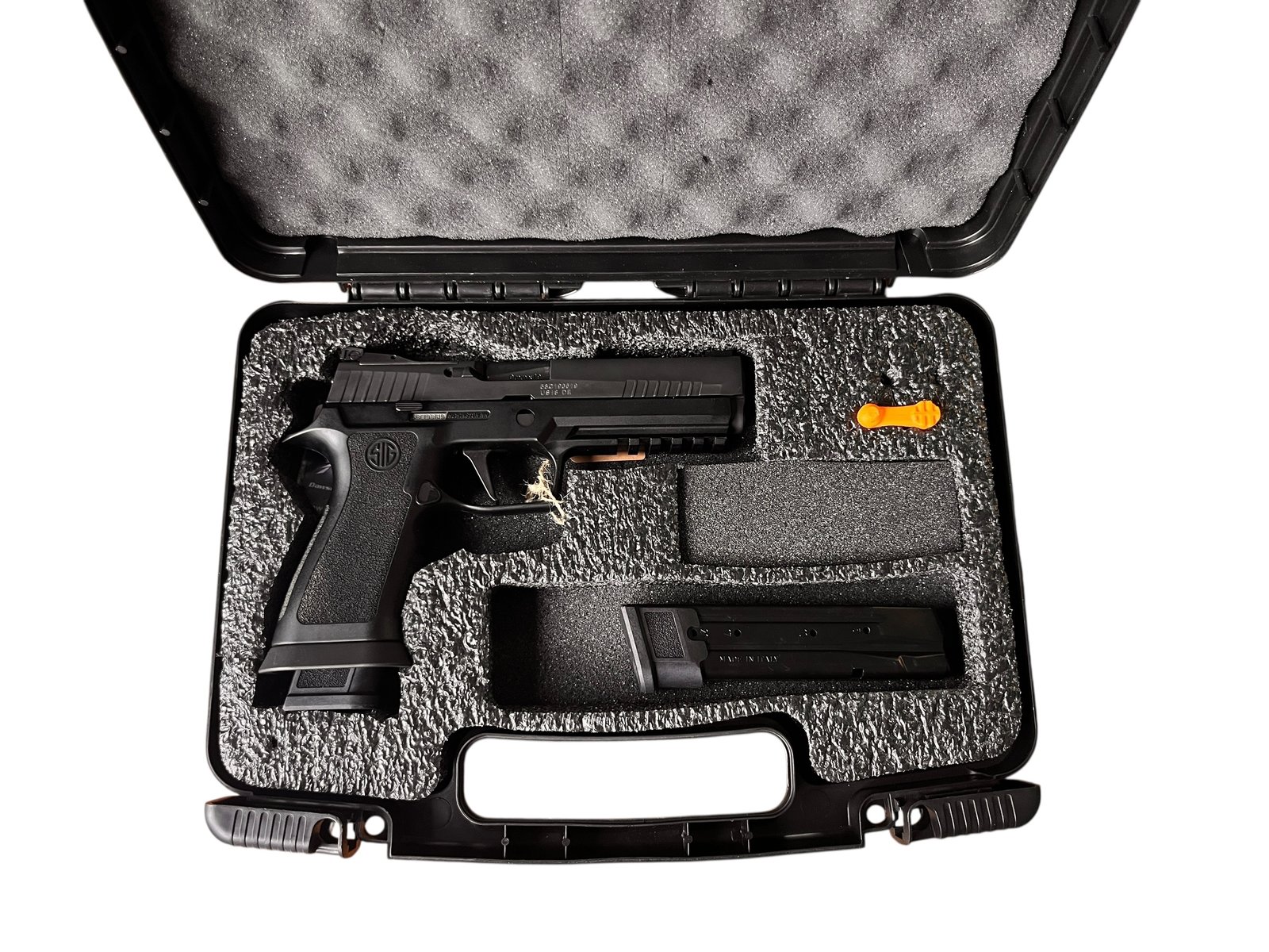Pistolet samopowtarzalny Sig Sauer P320 X-FIVE w kalibrze 9x19mm z prostym językiem spustowym i lejkiem.