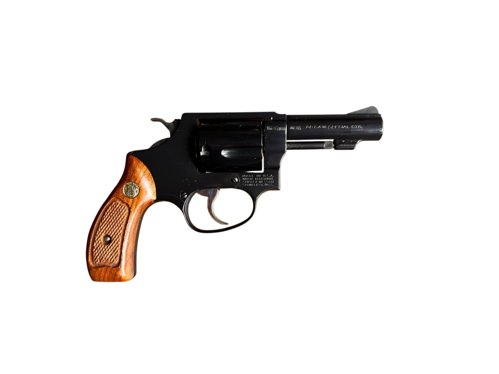Klasyczny rewolwer Smith & Wesson 36-1 w kalibrze .38 Special z lufą o długości 7,5 cm.