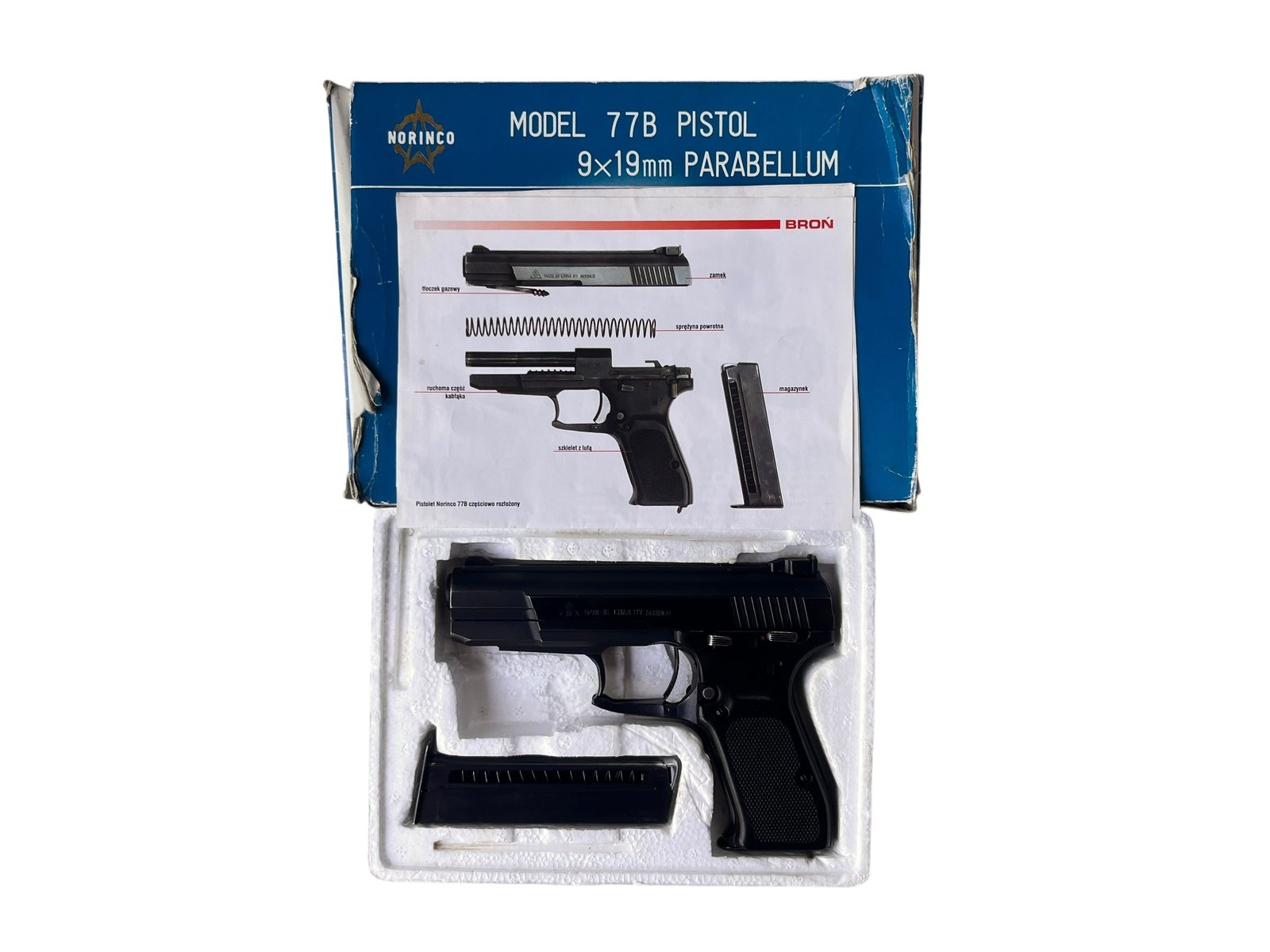 Pistolet Samopowtarzalny Norinco 77B z widocznym unikalnym kabłąkiem spustowym.